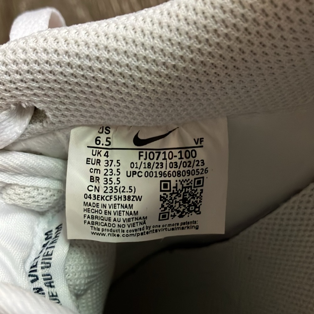 Nike - Picture 10 of 17